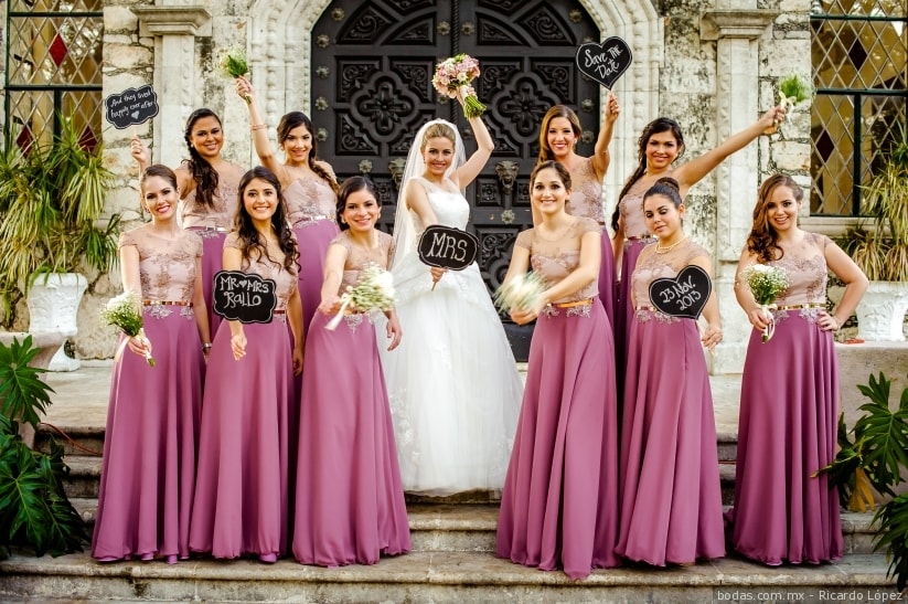 10 demoiselles d'honneur en robe violette longue à haut appliqué de dentelle