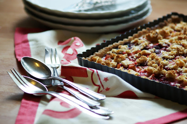 Rhabarber-Himbeer Tarte mit Kokosstreuseln