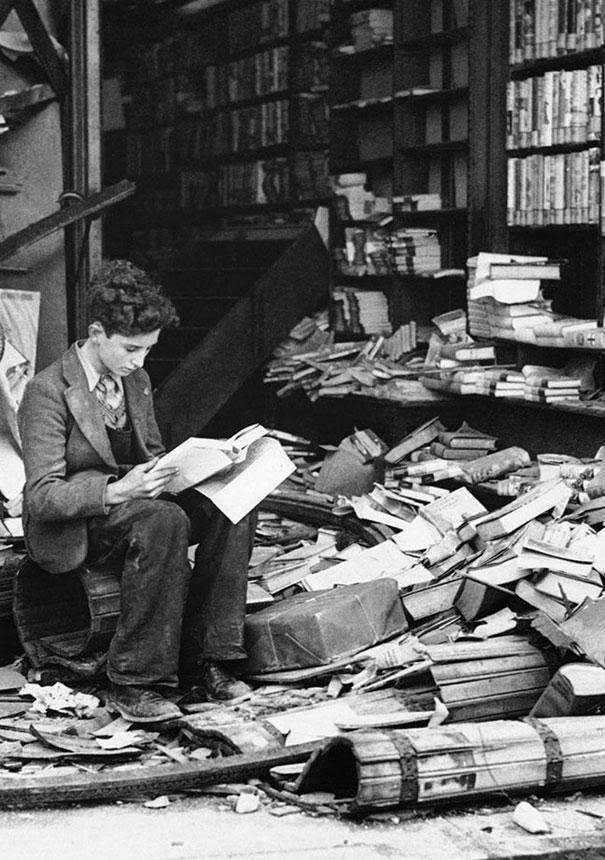 La lectura. 1940, Londres tras bombardeo