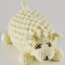 http://translate.google.es/translate?hl=es&sl=en&u=http://www.bhg.com/crafts/knitting/crocheting-projects/stuffed-lamb-toy/&prev=search