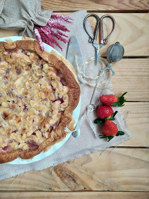 Receta de tarta de queso mascarpone con fresas y crumble de almendras. Tarta sbriciolata. Cheesecake. Postres para el día de la madre. Hojaldre Lidl Horno Cuca