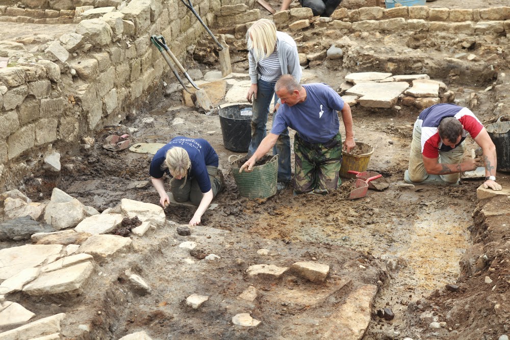 Postillon 24: The ruin is partly in a miserable condition.