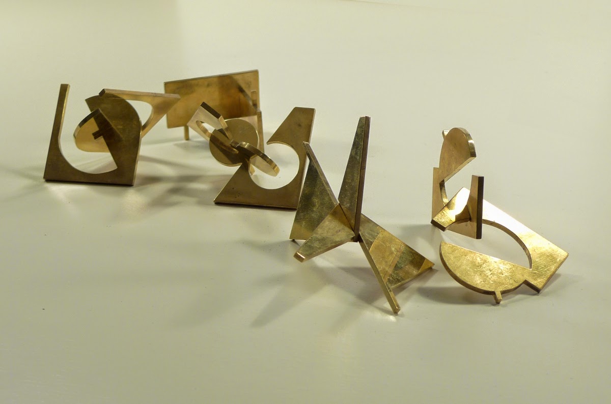 Cinq formes tirées d'un carré de laiton coupé en deux et assemblé perpendiculairement