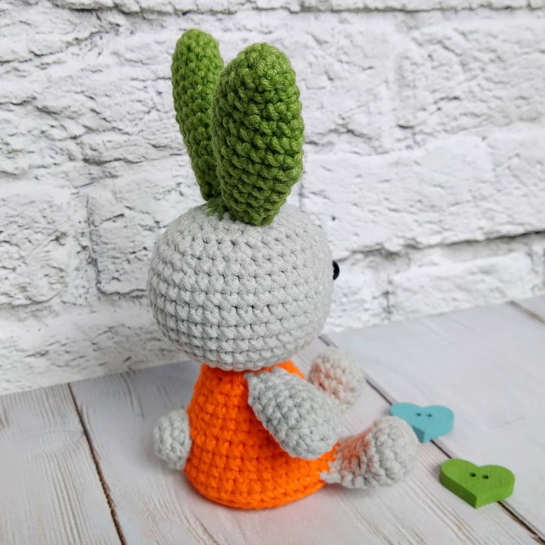 Carrot bunny free crochet pattern