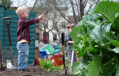 Bananitos: Niños en el jardín