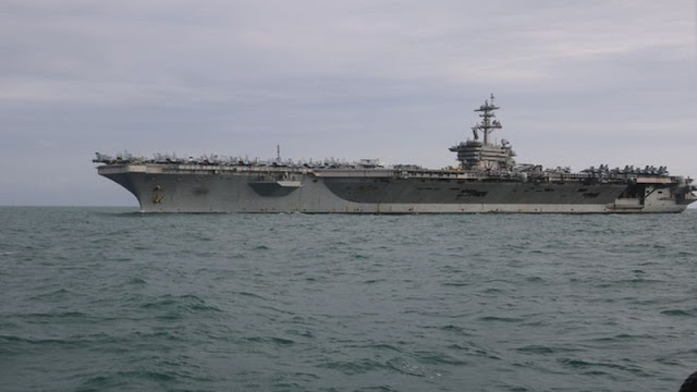 Cận cảnh siêu tàu sân bay USS Theodore Roosevelt dài 332m thả neo ở vịnh Đà Nẵng