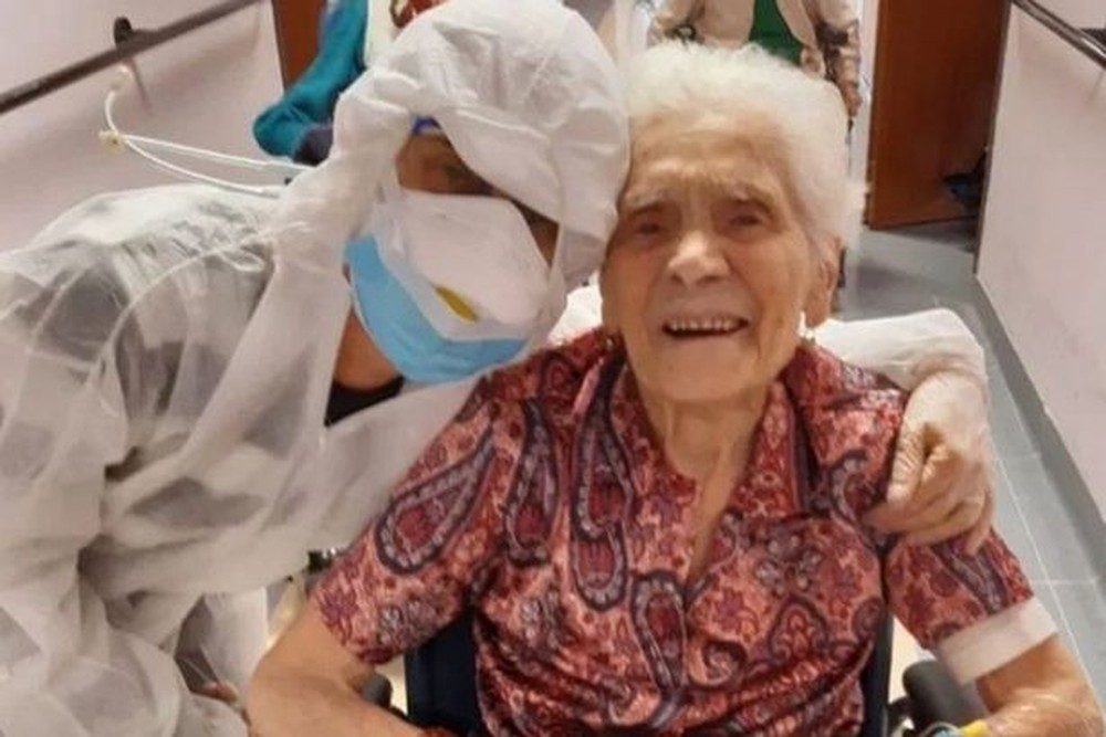 Esperança para o mundo: Idosa de 104 anos se tornou a pessoa mais velha a se recuperar da Covid-19 Esperança para o mundo: Idosa de 104 anos se tornou a pessoa mais velha a se recuperar da Covid-19