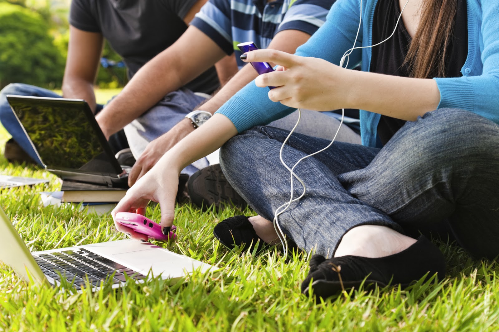 люди с гаджетами. студенты с гаджетами. человек сидит в социальных сетях. современные гаджеты. виртуальная реальность в игровой индустрии.