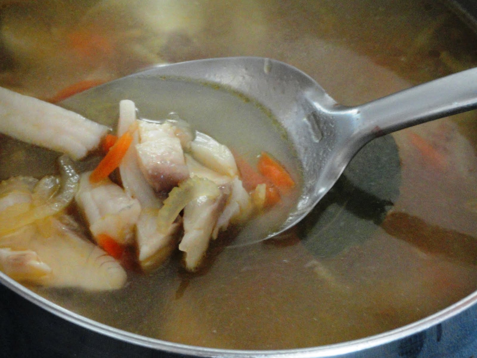 Рецепт супа из скумбрии в масле. Суп из скумбрии. Суп со скумбрией. Уха из голов скумбрии. Суп из рыбы с сельдереем.