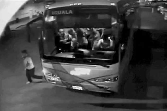 Los 43 secuestraron un autobús con droga de Guerreros Unidos, dicho camión de la linea Estrella Blanca vinculado a familia cercana a EPN. Noticias en tiempo real