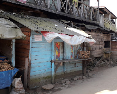 tiendas-locales-en-el-poblado-de-andasibe-madagascar