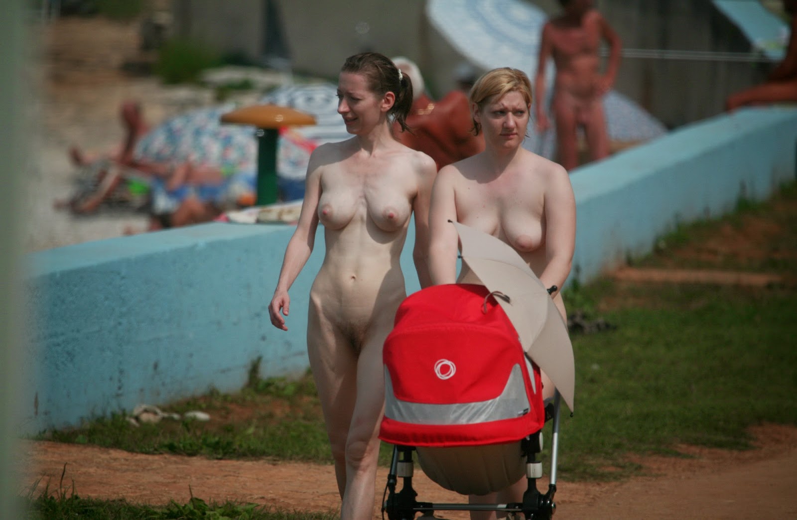 Entfernt heimlich schöne Nudisten mit Hintern und Schritt am Strand 