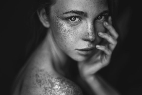 As belas modelos com sardas na fotografia de Agata Serge Agata Serge 500px arte fotografia fashion mulheres modelos sardas beleza preto e branco