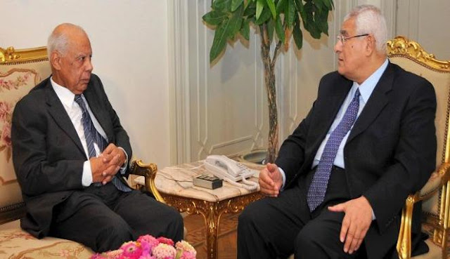 Presiden Mesir Adly Mansour (kanan) dan Perdana Menteri Mesir Hazem el-Beblawi (kiri)