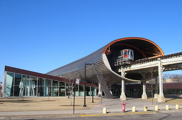  4. The McCormick Tribune Campus Center di Chicago's IIT Campus oleh Rem Koolhaas.