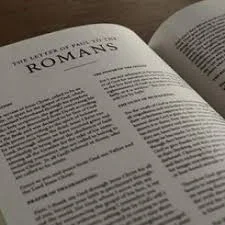 Biblia abierta en Romanos