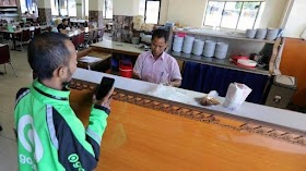 Restoran Masakan Padang Beri Nasi Bungkus untuk Driver Ojol, Ini Syaratnya