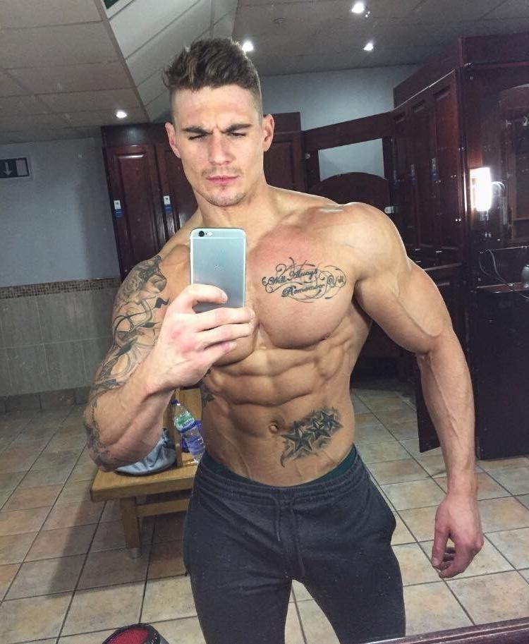 straight-masculine-alpha-male-daddy-shirtless-muscle-tattoo-body-abs-hunk-selfie