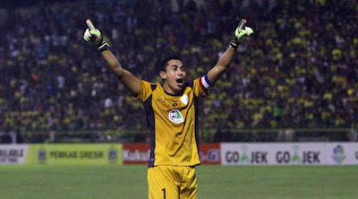   Biografi Choirul Huda        Biodata   Nama lengkap: Choirul Huda  Tanggal lahir: 2 Juni 1979  Tempat lahir: Indonesia Lamongan, Jawa Timur, Indonesia  Tanggal meninggal: 15 Oktober 2017 (umur 38)  Tempat meninggal: Lamongan, Jawa Timur, Indonesia  Tinggi: 181 m (593 ft 10 in)  Posisi bermain: Kiper  Klub terakhir: Persela Lamongan Biografi  Choirul Huda merupakan pemain sepak bola Indonesia yang sampai kini hanya membela klub Persela Lamongan di Liga 1 Indonesia. Selain menjadi pesepakbola Huda juga tercatat menjadi salah satu Pegawai Negeri Sipil di Pemerintahan Kabupaten Lamongan sejak 2002 silam. Choirul Huda lahir di Lamongan, Jawa Timur pada 2 Juni 1979. Ia bermain di klub Persela Lamongan sejak tahun 1999. Pemain bertinggi 1,81 m dan berat 78 kg tersebut adalah salah satu pemain senior di Persela yang memiliki banyak pengalaman di Liga Indonesia. Choirul Huda meninggal dunia di RSUD dr Soegiri pada Minggu 15 Oktober 2017. Nyawanya tak terselamatkan usai mengalami benturan saat bertanding melawan Semen Padang di Stadion Surajaya. Sebelumnya, saat membawa Persela menang 2-0 ketika melawan Semen Padang, Huda tak sadarkan diri karena terlibat benturan dan harus diganti pada menit ke-45.   Prestasi  https://biografi-tokoh-ternama.blogspot.co.id/2017/10/biografi-choirul-huda-kiper-sekaligus-kapten-persela-fc.html