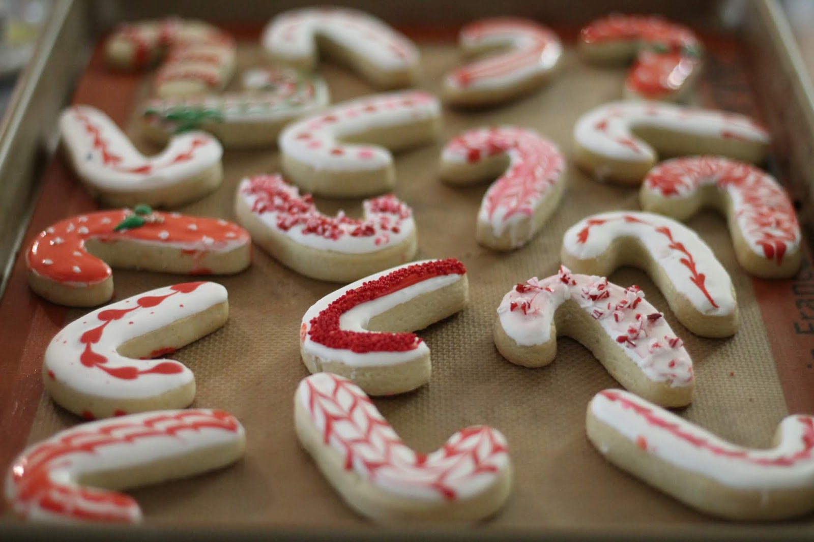 Different ways to decorate a candy cane cookie, plus the candy cane