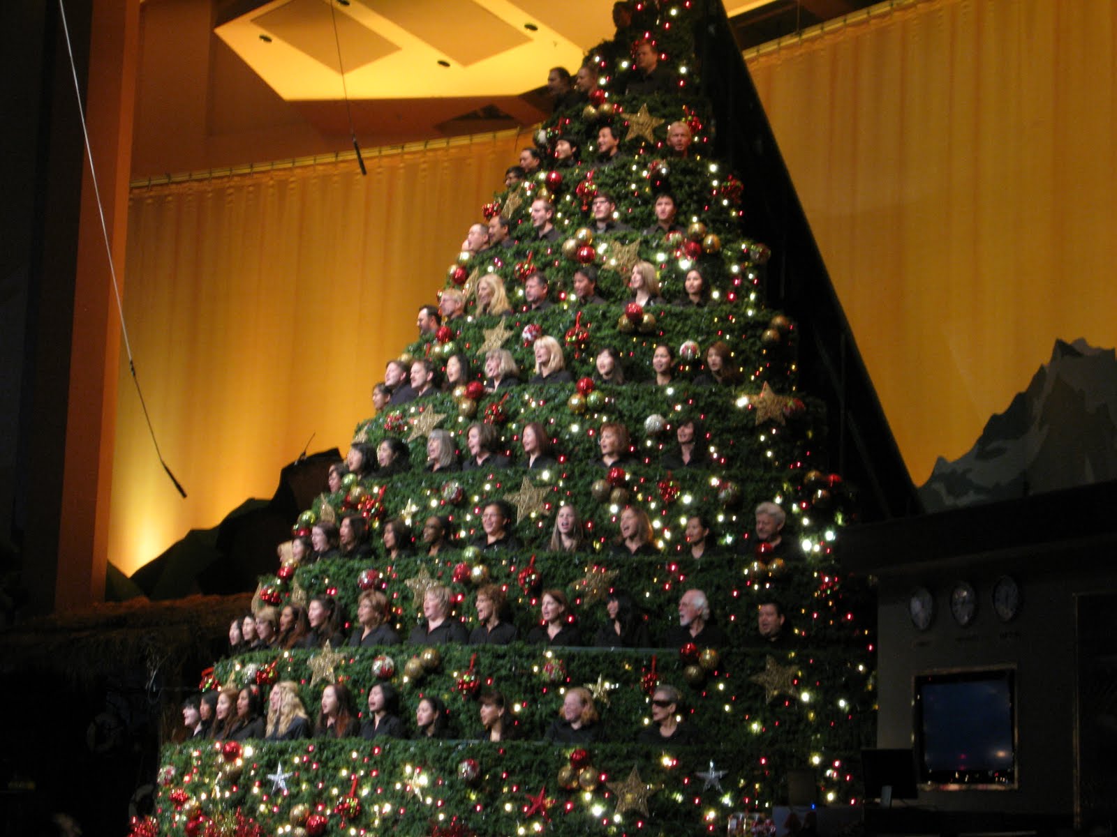 C2C Singing Christmas Tree