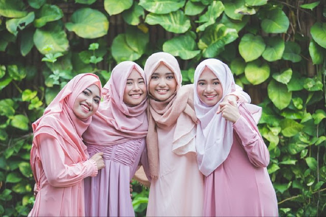 gaun nikah hijab warna pastel