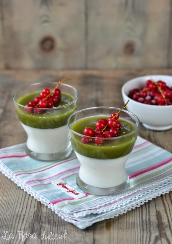 Vasitos de yogur con gelatina de te matcha sin azucar