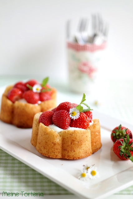 Frühlingshafte Zitronen-Erdbeer-Küchlein mit Mascarponecreme