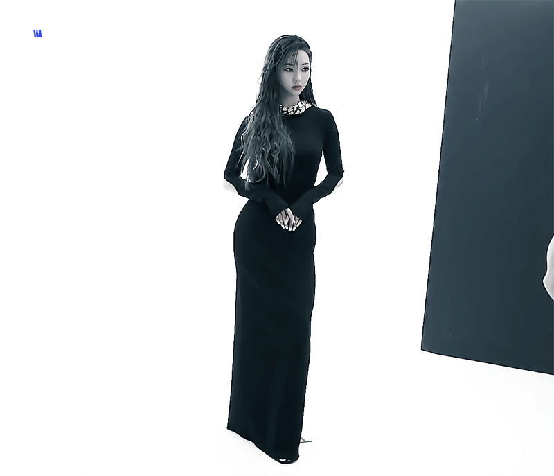 등파인 블랙 드레스 보여주는 카리나 - 꾸르