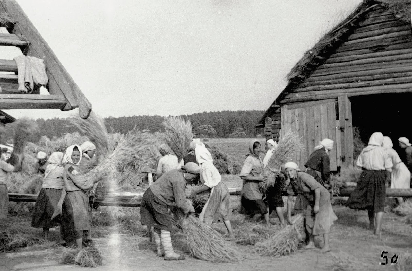 Деревня в Сибири в войну 1945