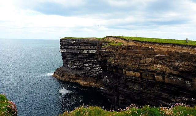 Wild atlantic way, irlanti, road trip irlannissa, luontokuva, kallioleikkaus, rantakallio, mayo