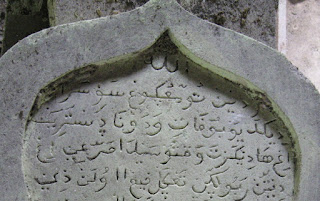 menulis alquran di batu nisan