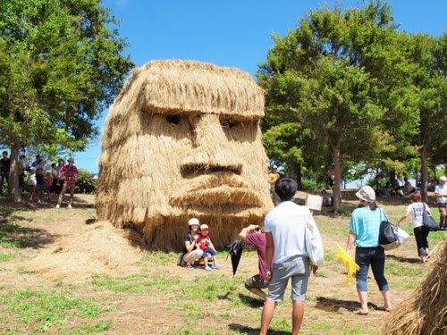 11-Easter-Island-Heads-Japanese-Rice-Farmers-Straw-Sculptures-Kagawa-&-Niigata-Prefecture-Kotaku-www-designstack-co