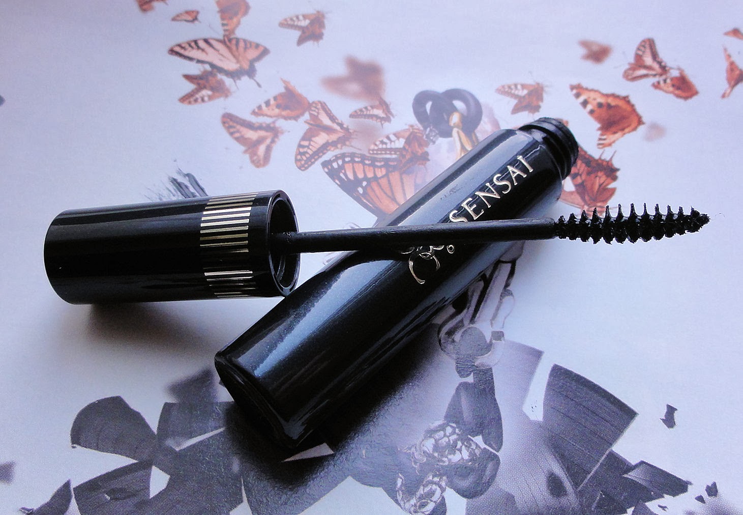 тушь для ресниц которая не осыпается. тушь для ресниц не размазывается. тушь вивьен сабо кабаре щеточка. тушь для ресниц которая не осыпается. фон тушь.