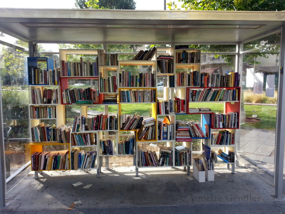 Работа библиотеки на улице. Уличная библиотека. Необычные уличные библиотеки. Уличная библиотека в саду. Уличная библиотека в парке.