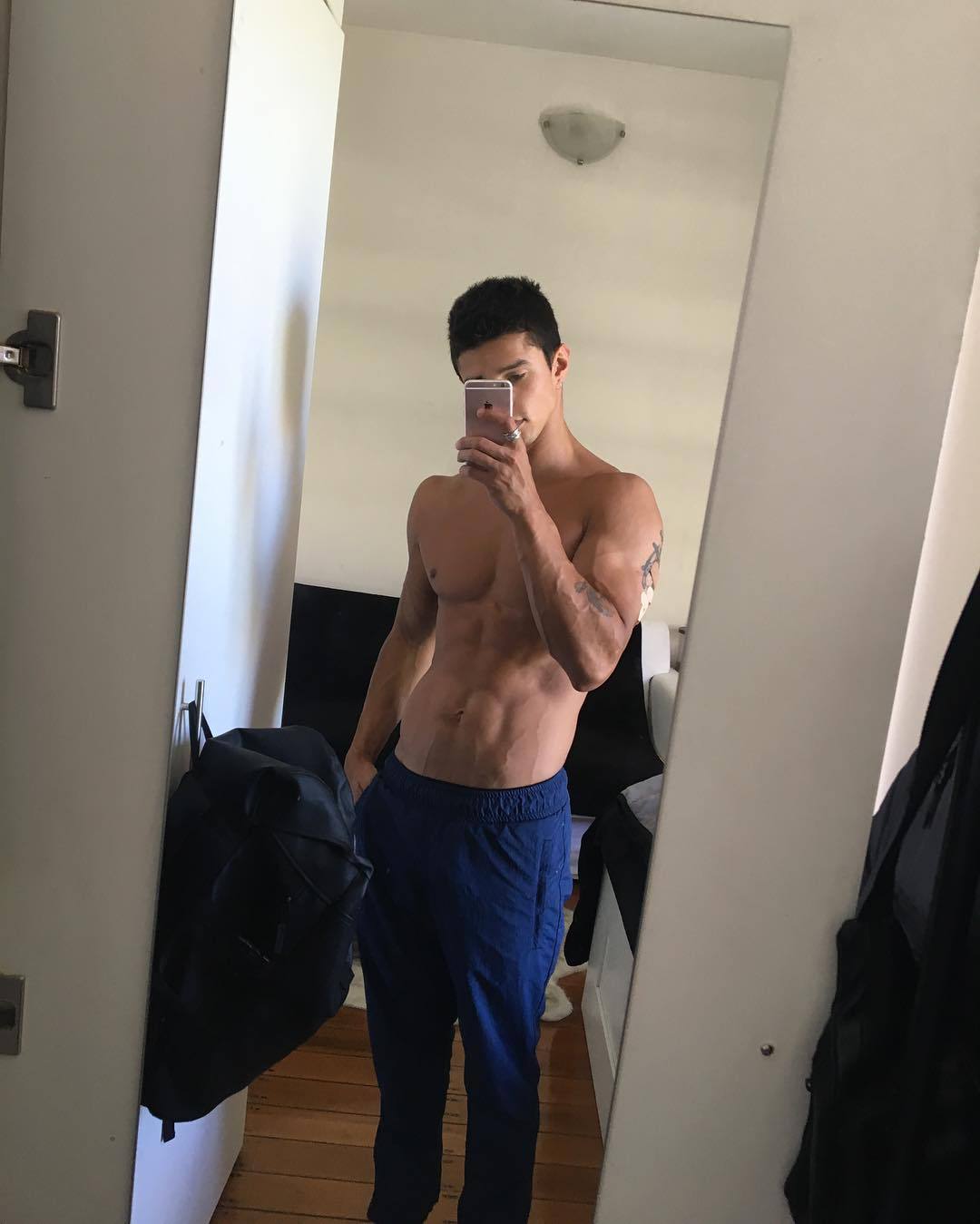 cute-straight-baited-bad-boys-shirtless-fit-body-selfie