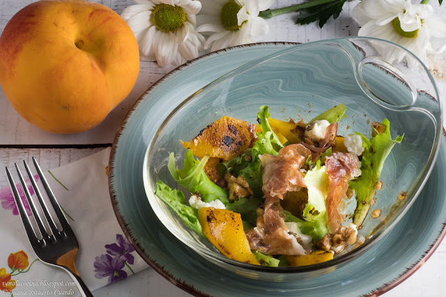 Ensalada con melocotón y vinagreta de avellanas.