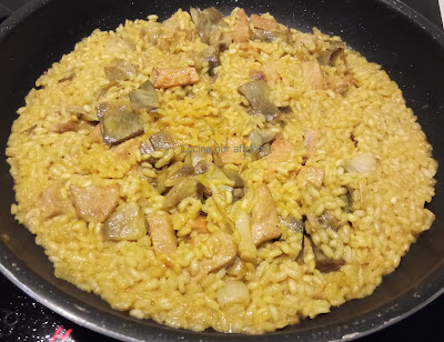 Arroz con lomo, alcachofas y ajos tiernos