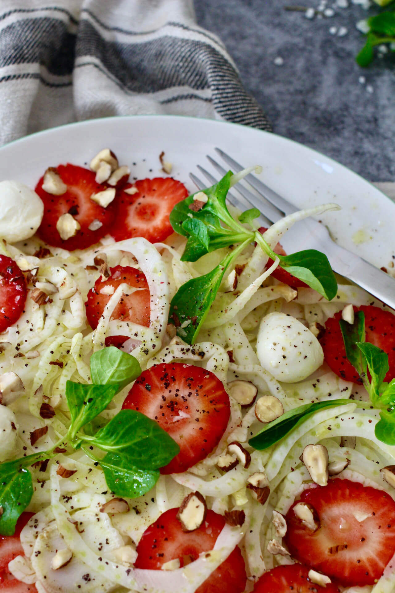 HOME OF HAPPY: FENCHEL-ERDBEERSALAT MIT MOZZARELLA