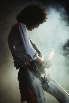 Brian May, en sus tiempos de guitarrista de Queen, en una imagen de 1986.