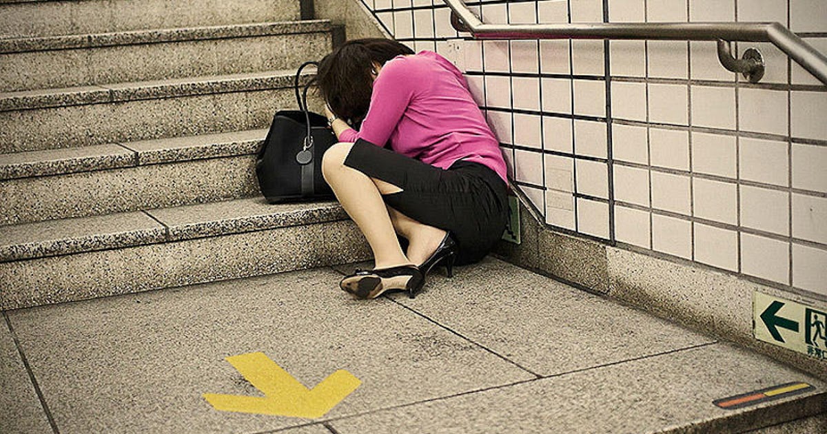 Пьяные японки улица. Девушка валяется на улице. Уставшие японцы на улице