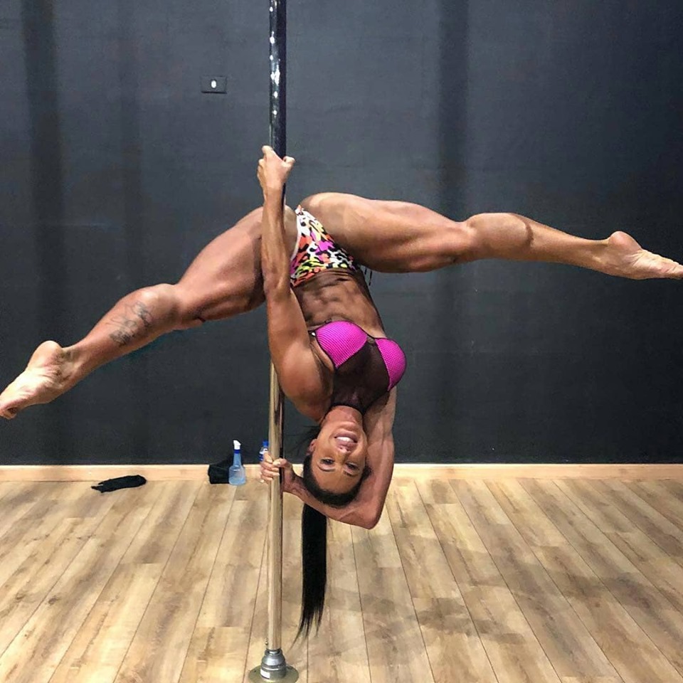Her Calves Muscle Legs: Gracyanne Barbosa Pole dance
