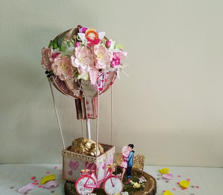 Kraftempress Hot air balloon gift basket