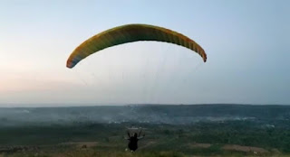 paralayang di bukit glodakan tuban