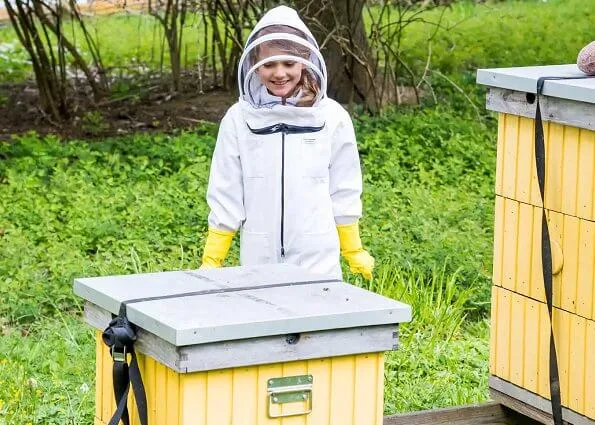 Crown Princess Victoria took Princess Estelle and Prince Oscar to the hives at Haga and visited family's beehives