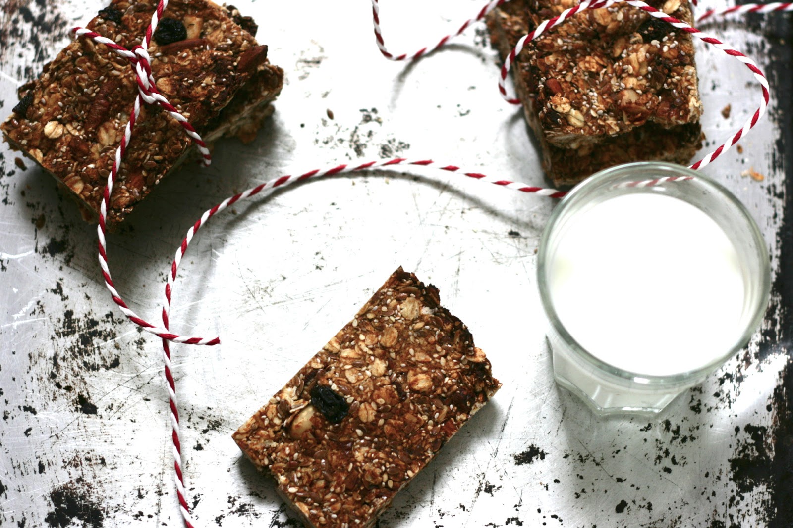 The Little Blue Bicycle Date and banana muesli bars