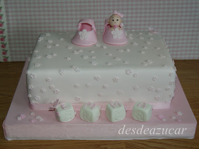 tarta infantil, tarta bautizo, tarta fondant bautizo, bebe, tarta bebe, tarta bebe bautizo, figura modelada, tarta fondant Sevilla, rosa, niña