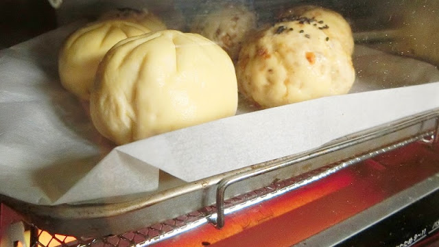 オーブントースターでパンを焼く。途中焦げそうならアルミホイルをかぶせる