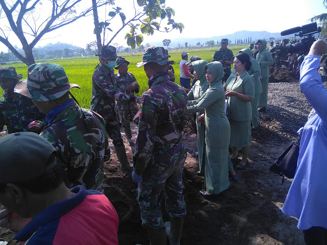 Lihat !!! Aksi Persit KCK Cab XLIV di TMMD Reguler ke 105  