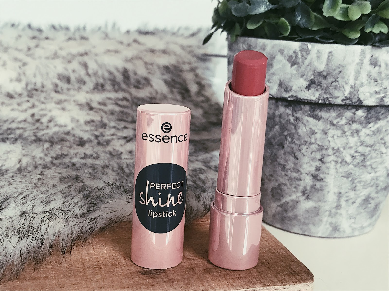 Essence Perfect Shine Lipstick 05 Essence Perfect Shine Lipstick 05